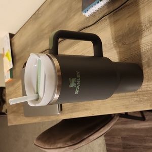 EUC Stanley 40 oz. Adventure Quencher Tumbler- Charcoal